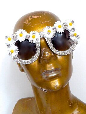 GASOLINE GLAMOUR SWAN RIVER DAISY SCOTTIE SUNGLASSES🦢🌼💎